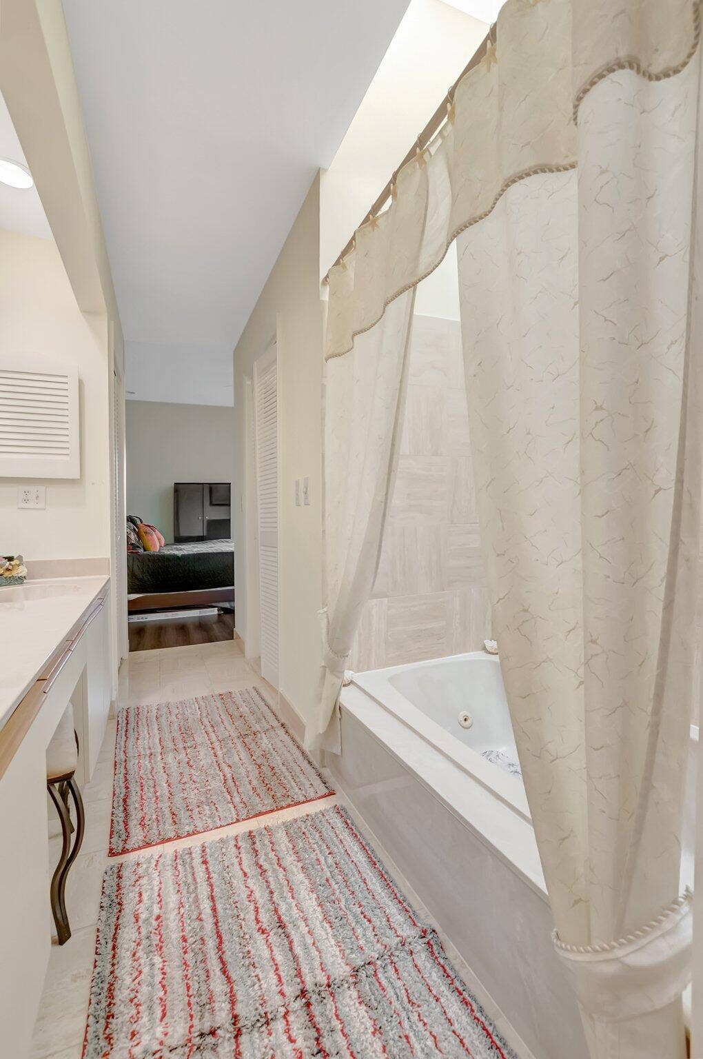 7472 La Paz Boulevard, #302, Boca Raton, Boca Raton, FL 33433 Master bath tub