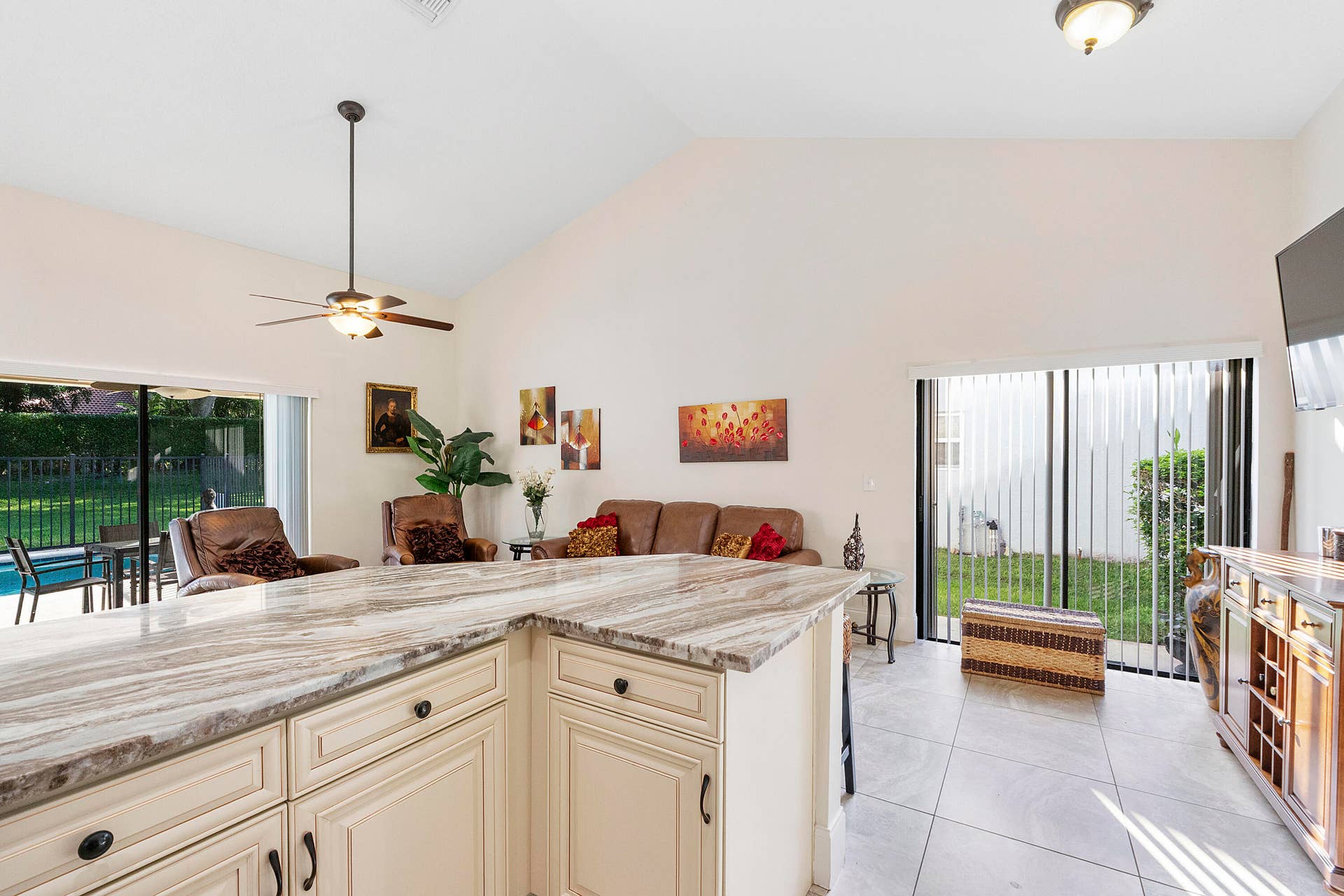 Living/Kitchen Bar