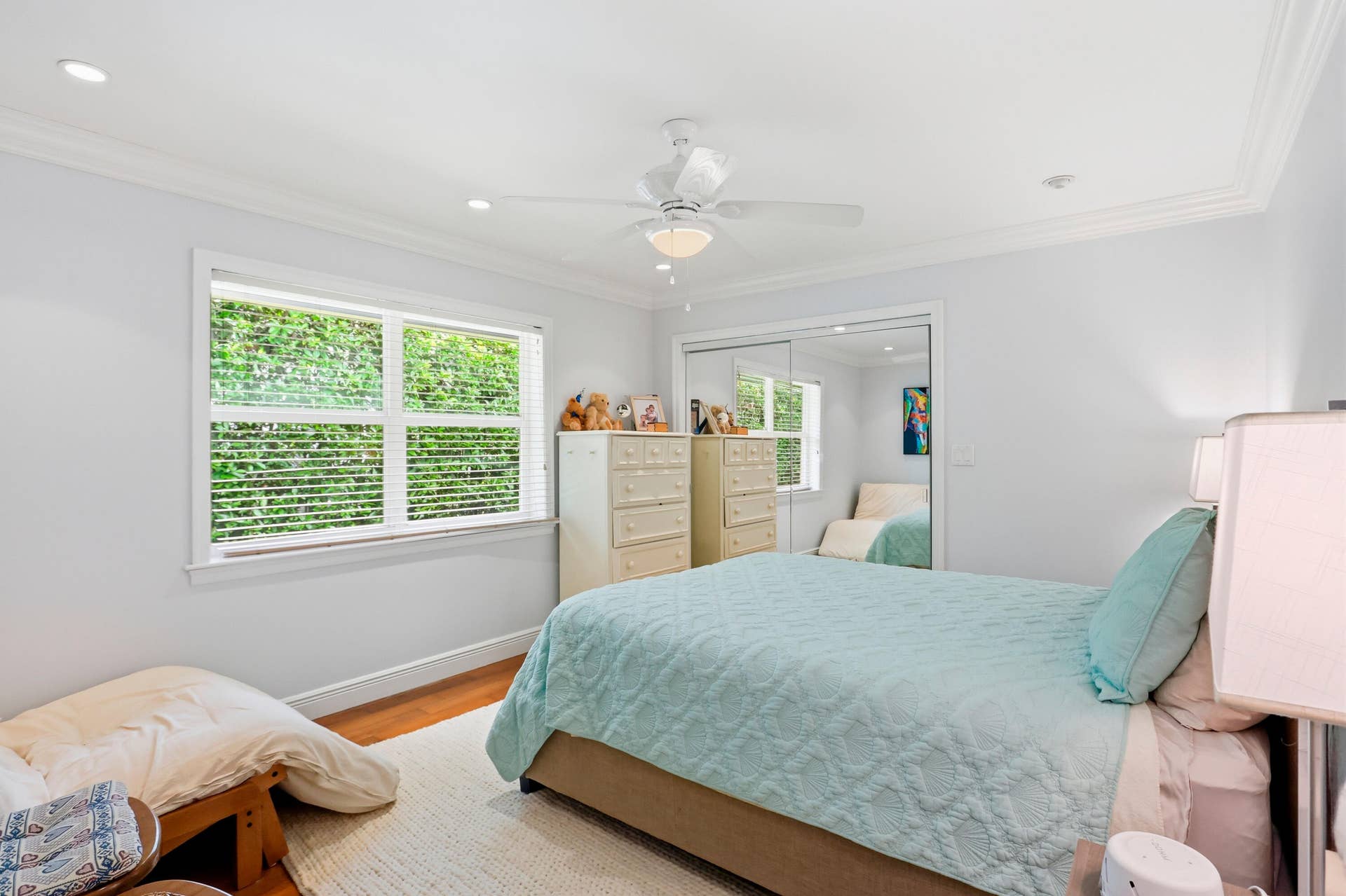 2919 Banyan Blvd Circle NW, Boca Raton, FL 33431 Room featuring wood-finish flooring, crown molding, recessed lighting, a ceiling fan with integrated light, and a double-door mirrored closet