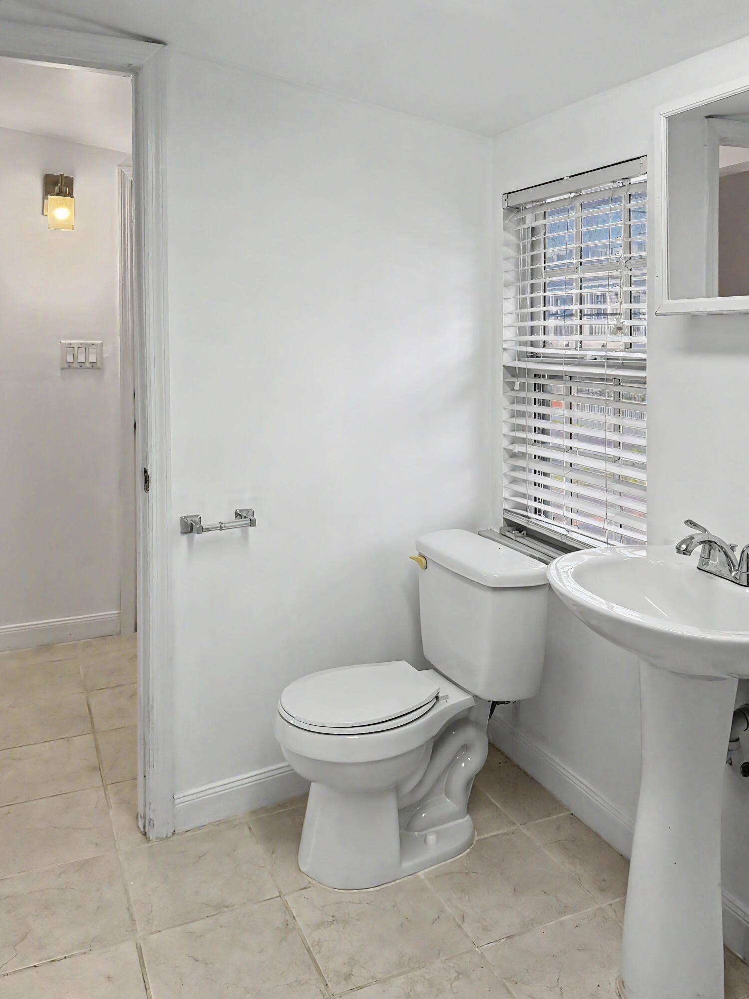 201 S Swinton Avenue, #B, Delray Beach, FL 33444 Guest Bathroom