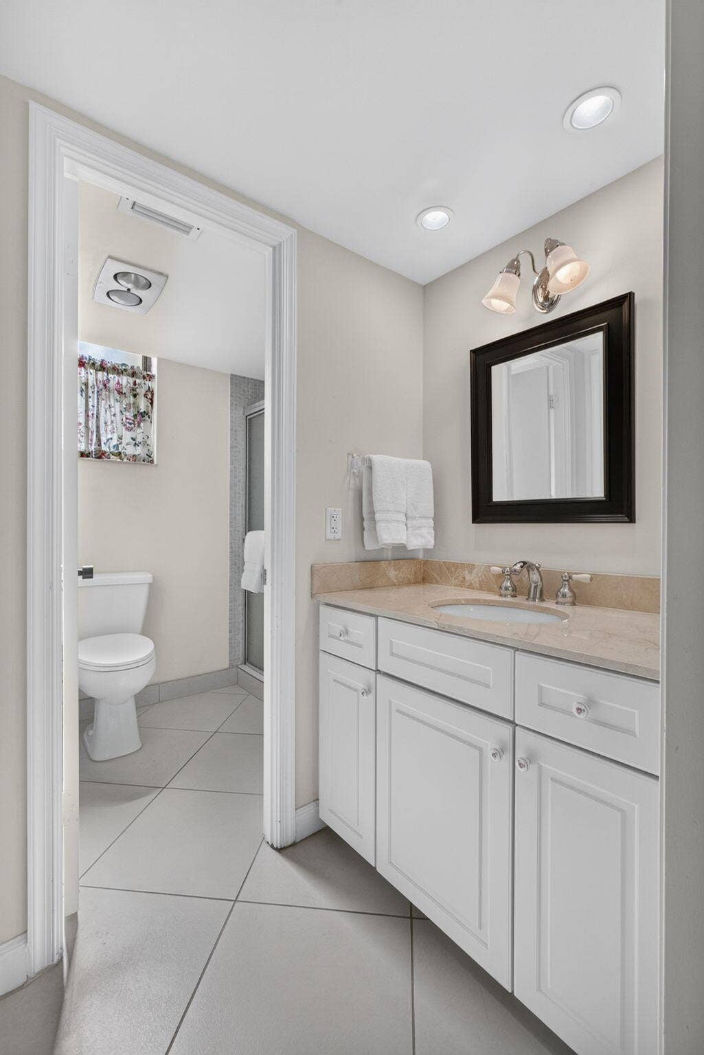 5344 WOODLAND LAKES Drive, #225, Palm Beach Gardens, FL 33418 Guest Bathroom