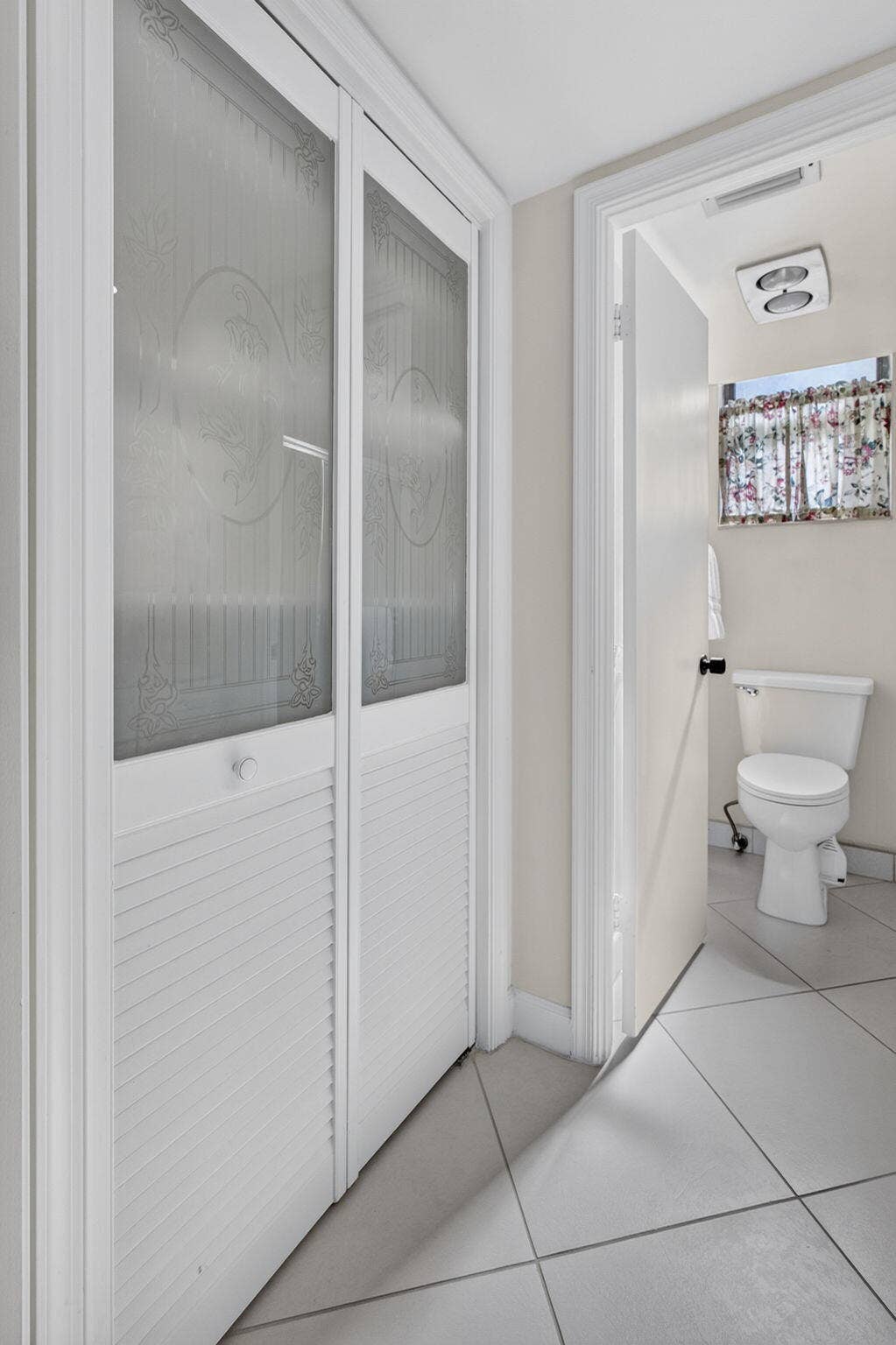 5344 WOODLAND LAKES Drive, #225, Palm Beach Gardens, FL 33418 Guest Bathroom with Venetian Bi-fold Storage