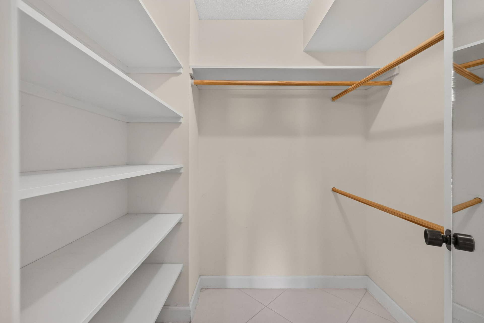 5344 WOODLAND LAKES Drive, #225, Palm Beach Gardens, FL 33418 Primary Walk-in Closet