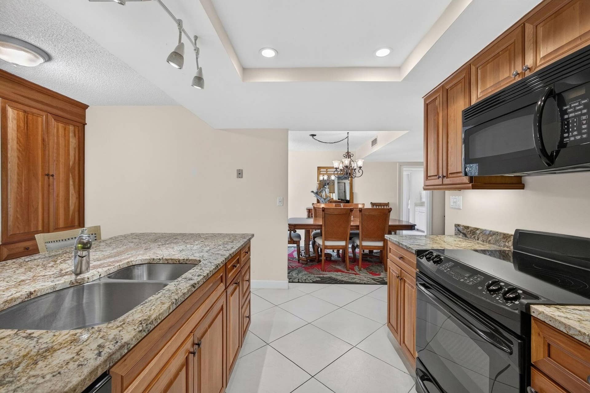 5344 WOODLAND LAKES Drive, #225, Palm Beach Gardens, FL 33418 28-web-or-mls-WL - Kitchen to Dining Rm