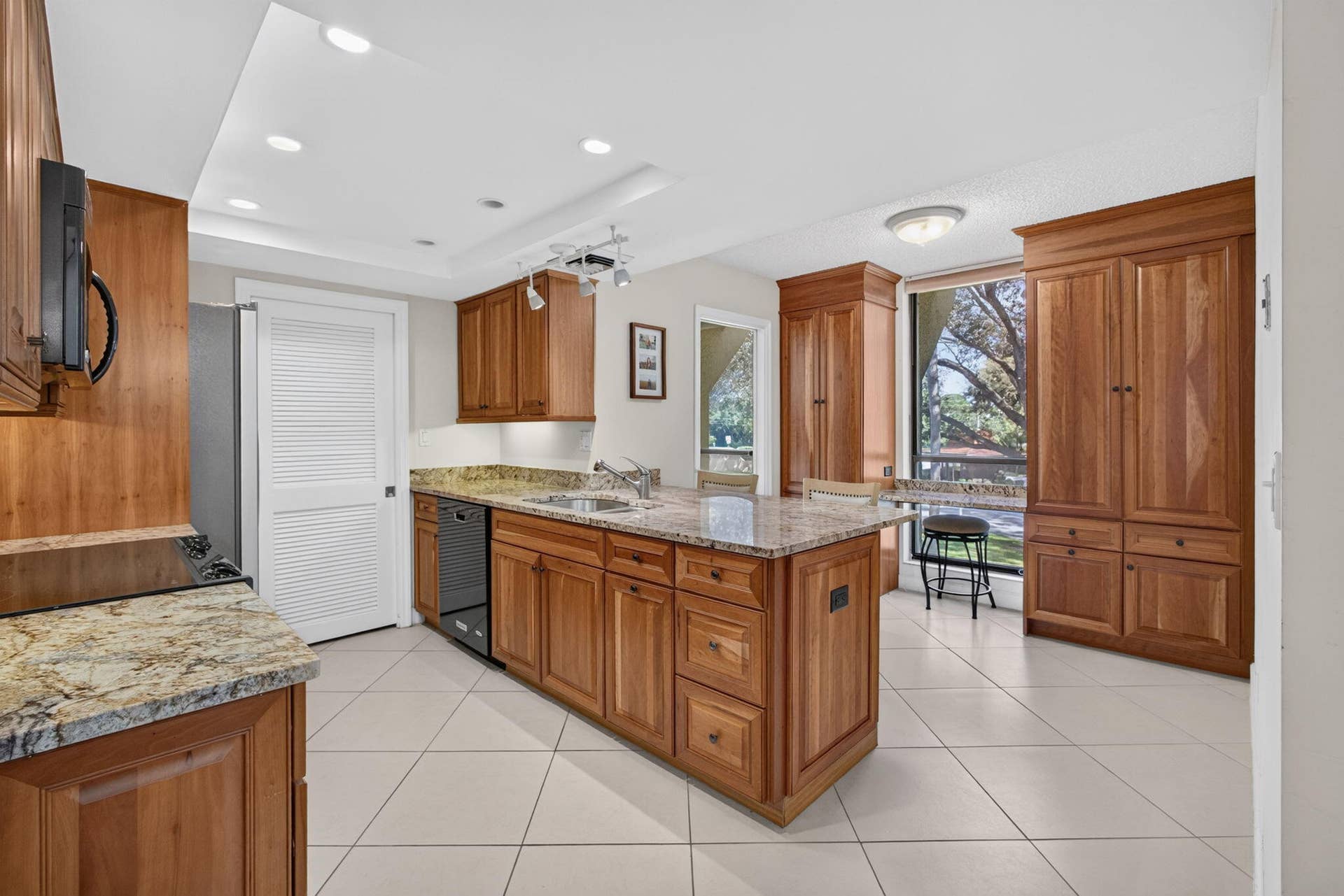 5344 WOODLAND LAKES Drive, #225, Palm Beach Gardens, FL 33418 24-web-or-mls-WL - Kitchen