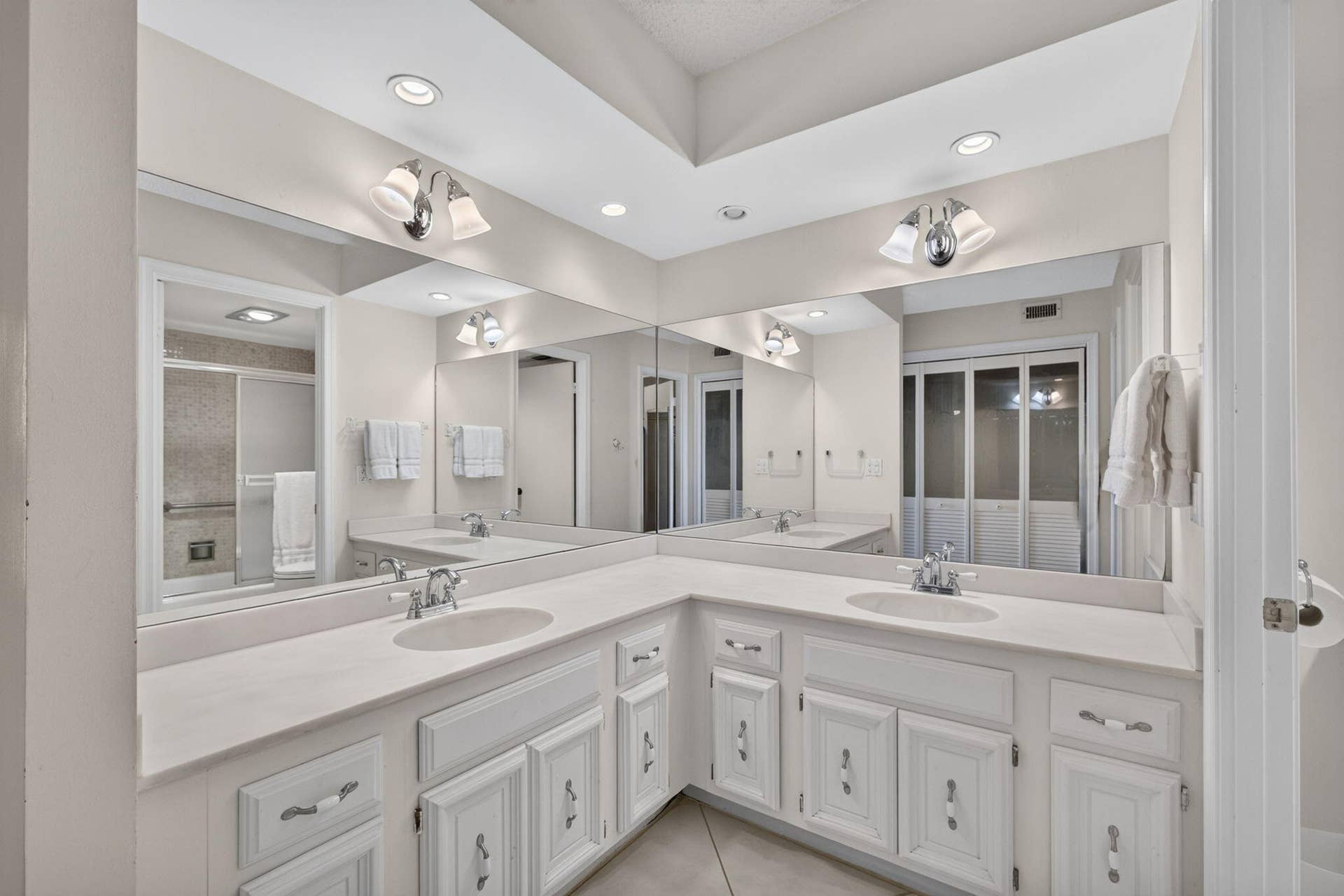 5344 WOODLAND LAKES Drive, #225, Palm Beach Gardens, FL 33418 Primary Bathroom