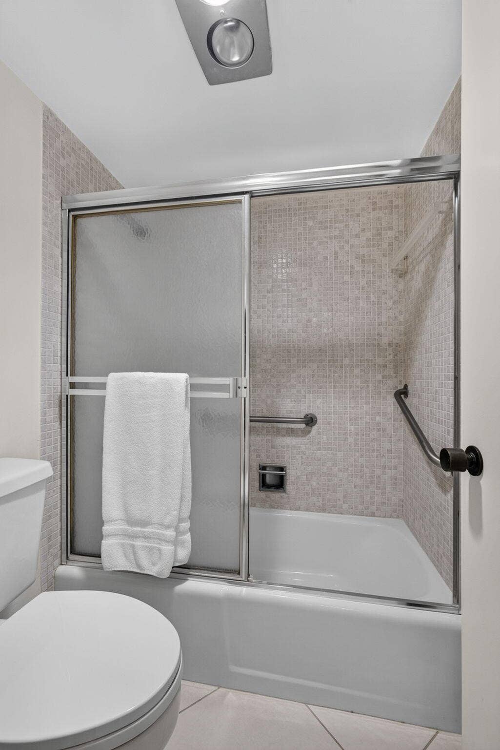 5344 WOODLAND LAKES Drive, #225, Palm Beach Gardens, FL 33418 Primary Tub/Shower