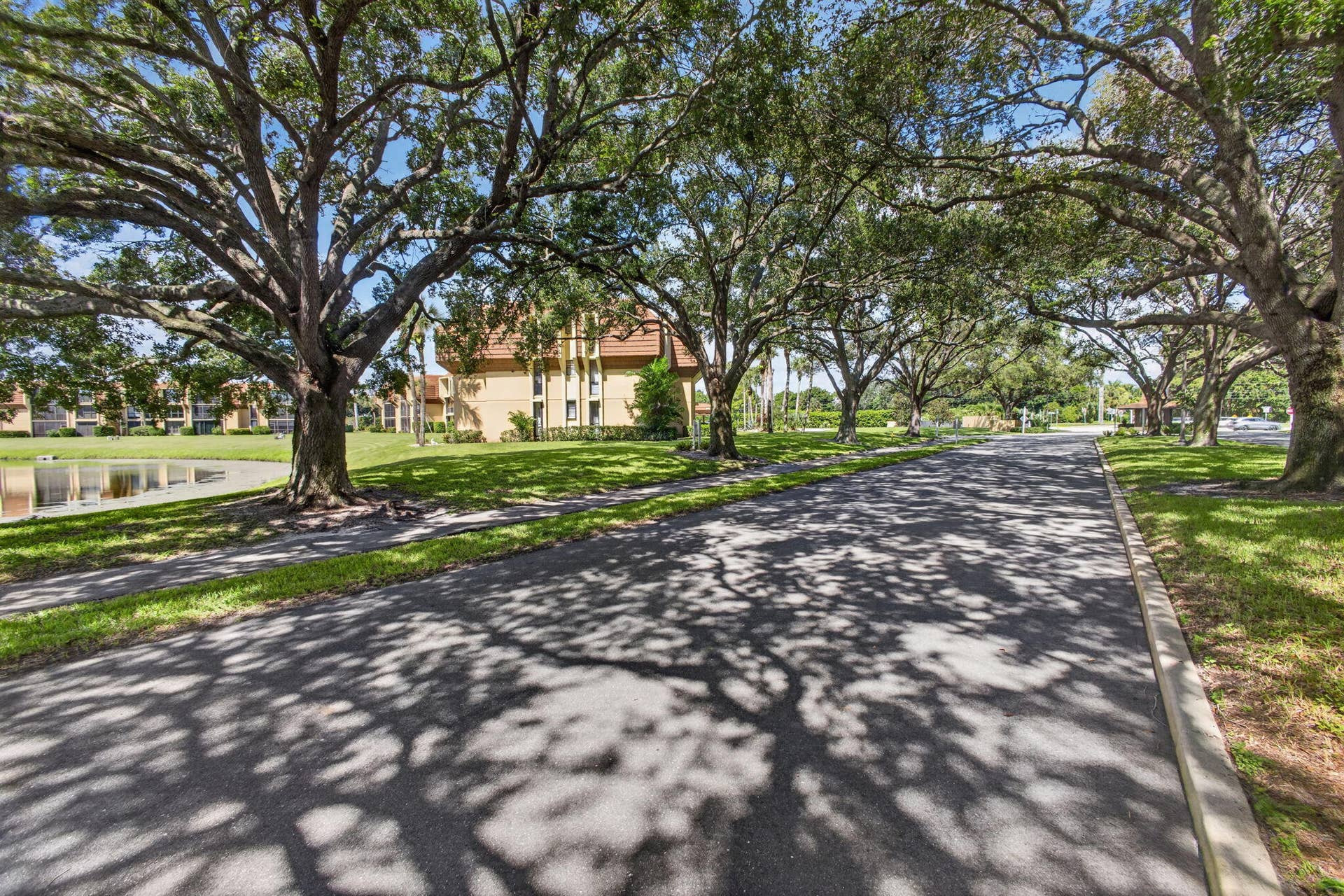 5344 WOODLAND LAKES Drive, #225, Palm Beach Gardens, FL 33418 Tree-lined Streets