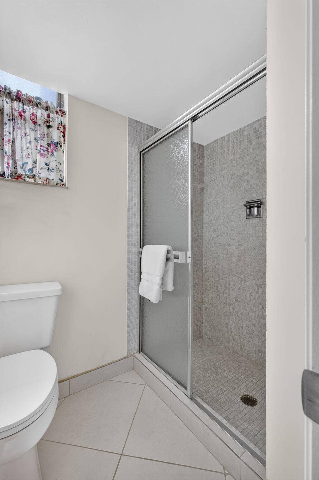 5344 WOODLAND LAKES Drive, #225, Palm Beach Gardens, FL 33418 Guest Bathroom