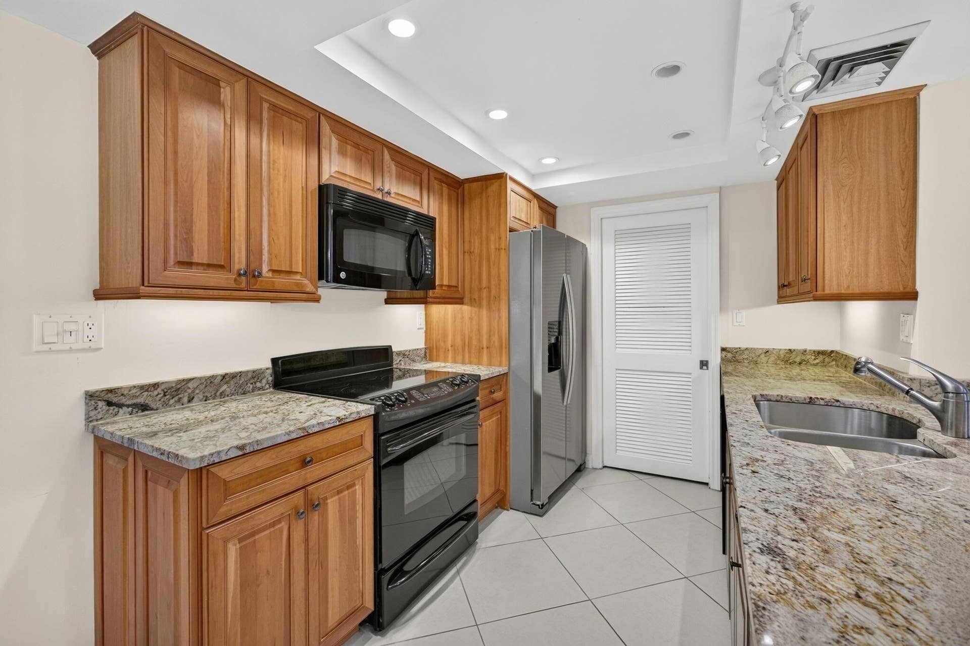 5344 WOODLAND LAKES Drive, #225, Palm Beach Gardens, FL 33418 25-web-or-mls-WL - Kitchen