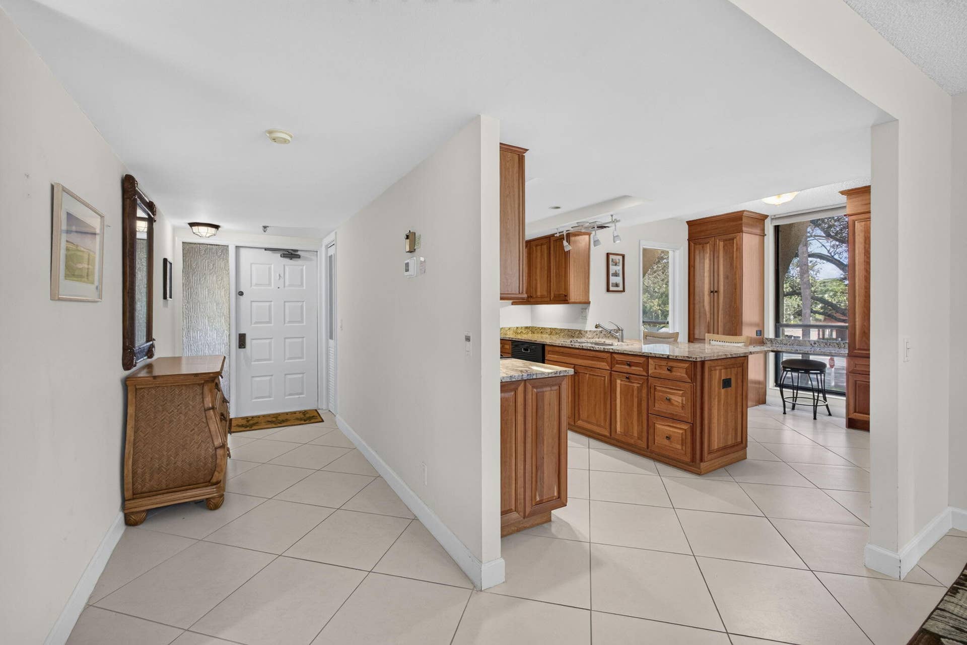 5344 WOODLAND LAKES Drive, #225, Palm Beach Gardens, FL 33418 14-web-or-mls-WL - Entry, Kitchen