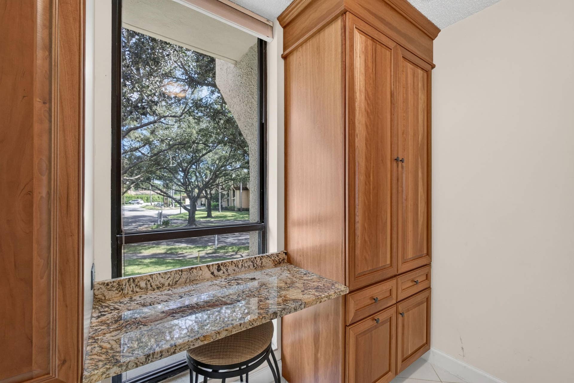5344 WOODLAND LAKES Drive, #225, Palm Beach Gardens, FL 33418 32-web-or-mls-WL - Built-in Off Kitchen