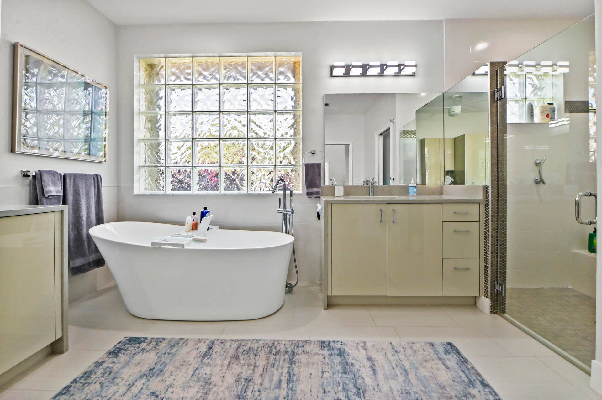 40 Bathroom 01