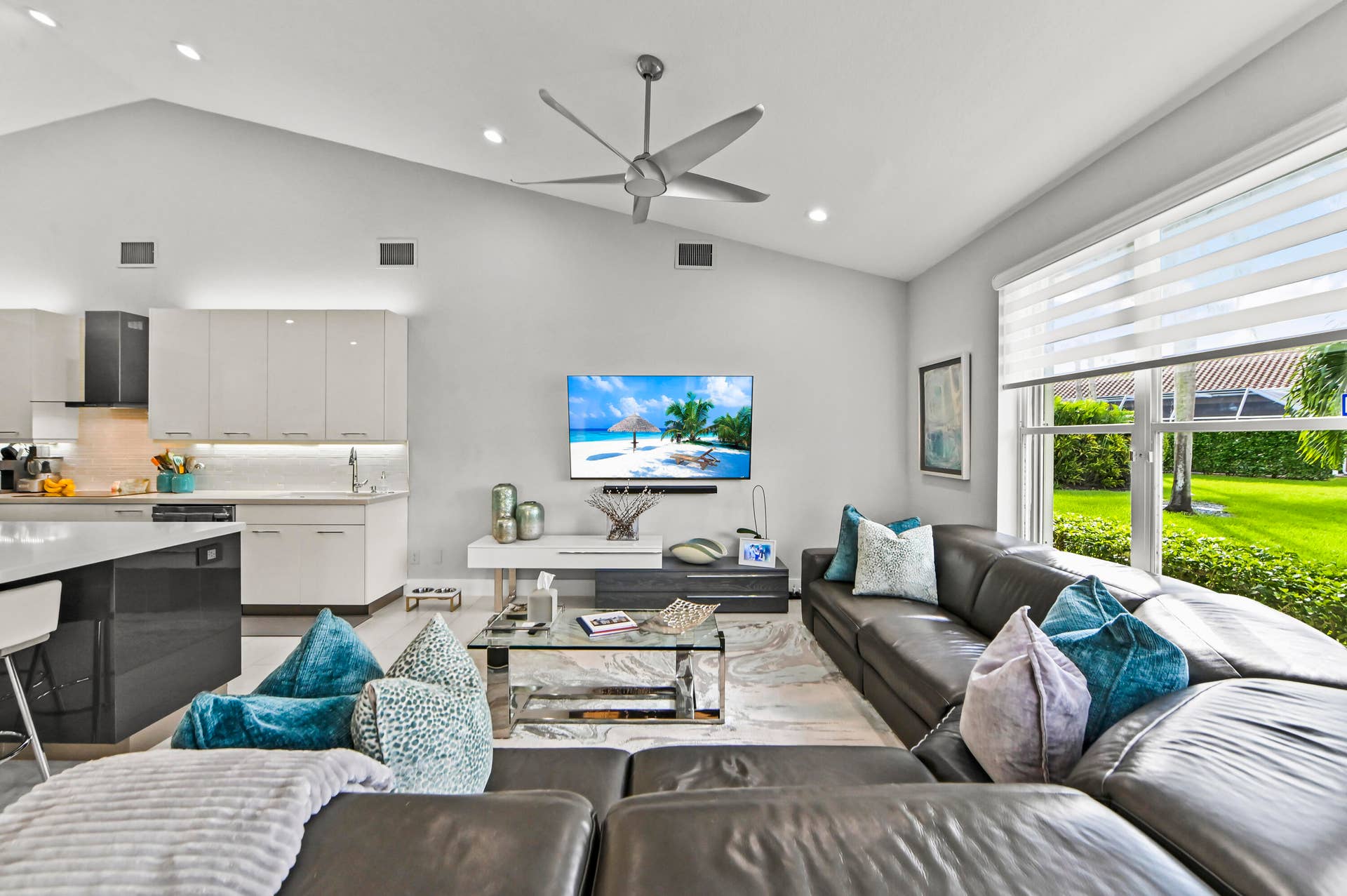 21 Family room 02