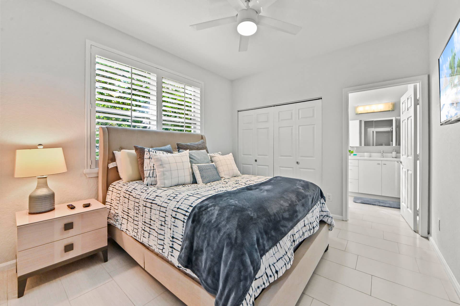 27 Bedroom 01