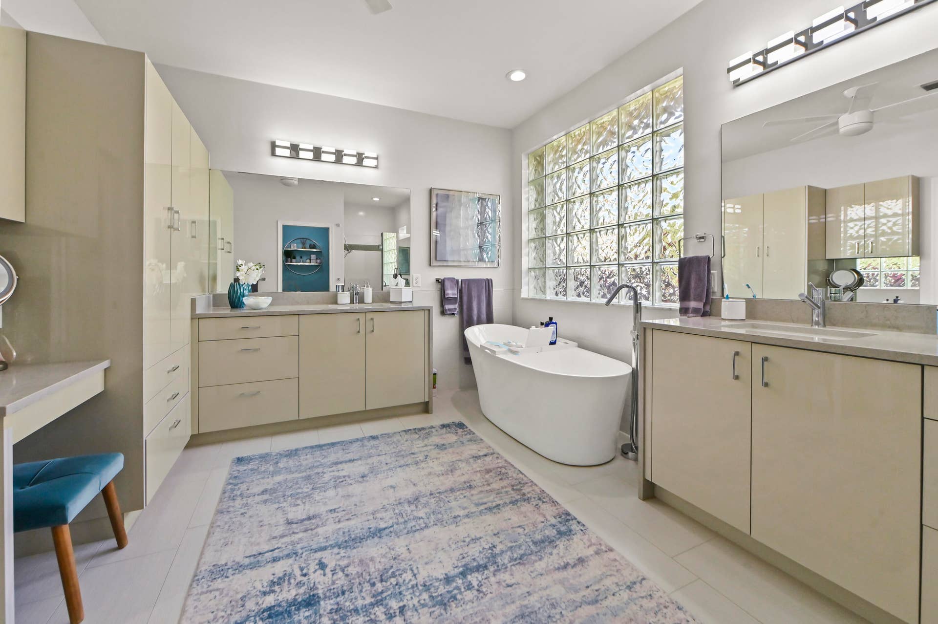 41 Bathroom 02