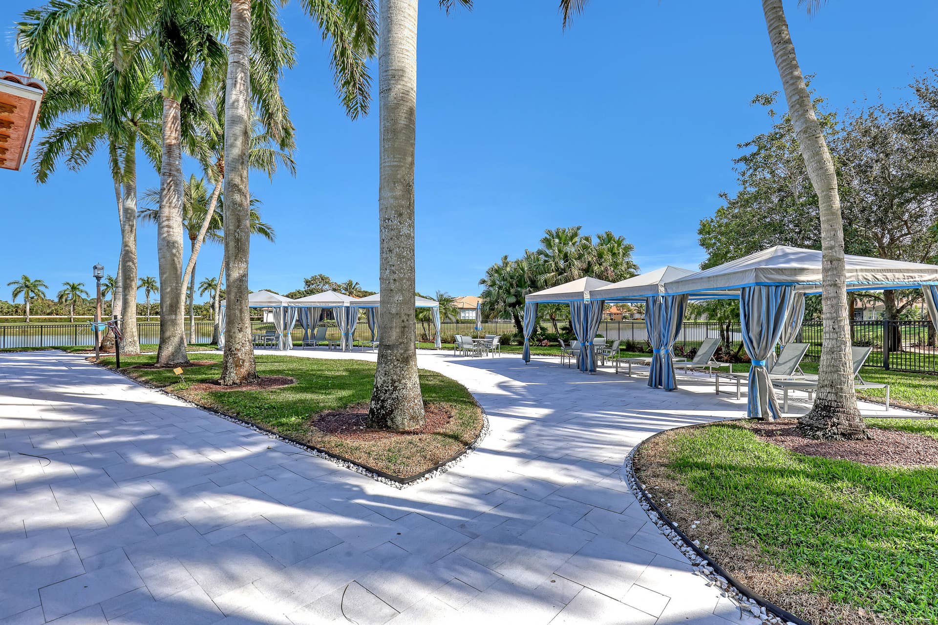 8933 Via Brilliante, #8933, Wellington, FL 33411 coverd seating poolside