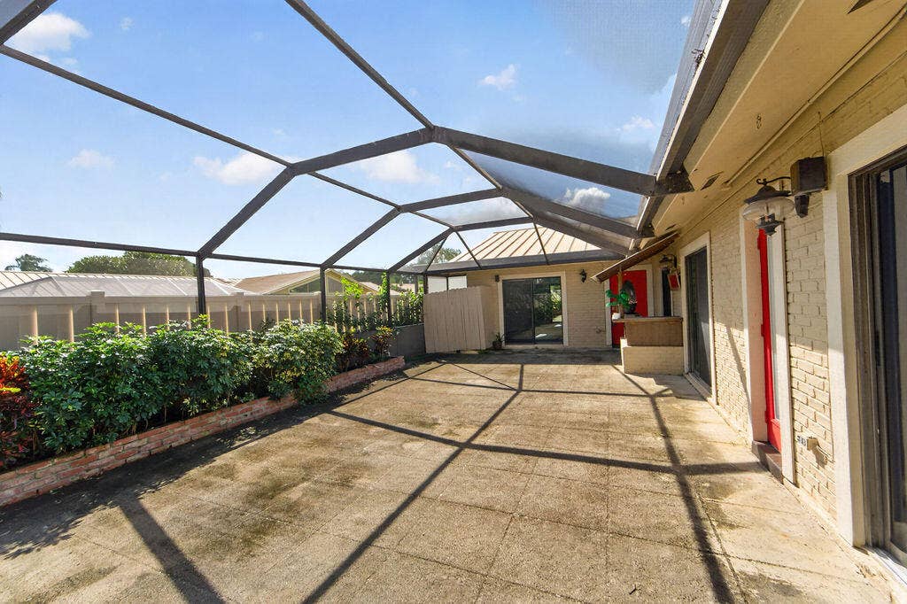 5950 Golden Eagle Circle, Palm Beach Gardens, FL 33418 Fully screened Patio