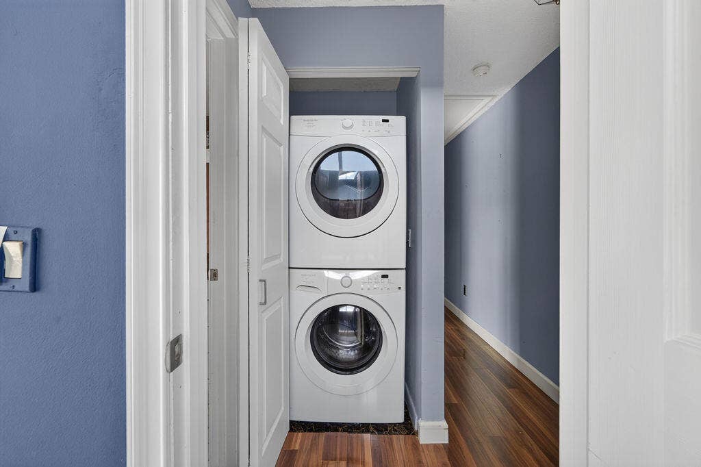 5950 Golden Eagle Circle, Palm Beach Gardens, FL 33418 Full size Washer & Dryer