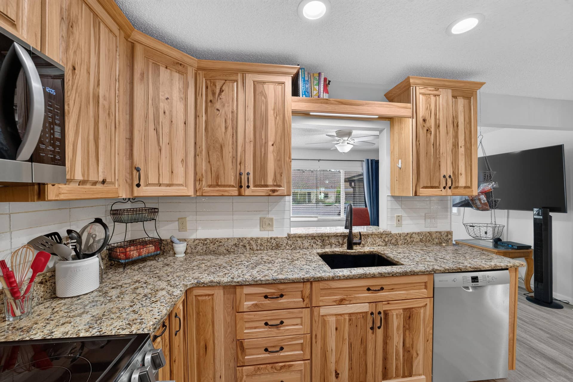 9675 SW 85th Avenue, #B, Ocala, FL 34481 Wood Cabinets & Granite Countertops