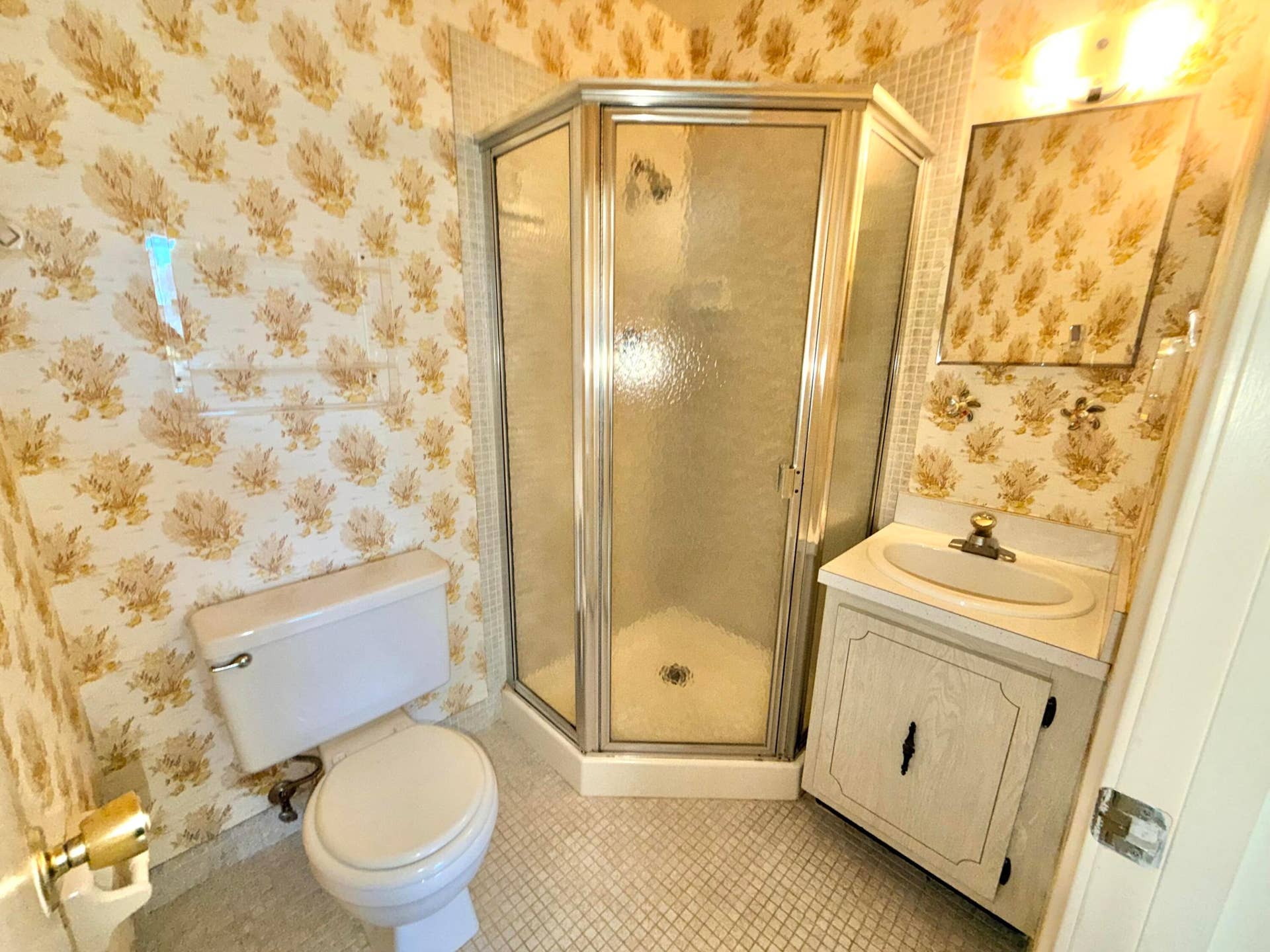 1150 Mahogany Way, #203, Delray Beach, FL 33445 Guest bathroom