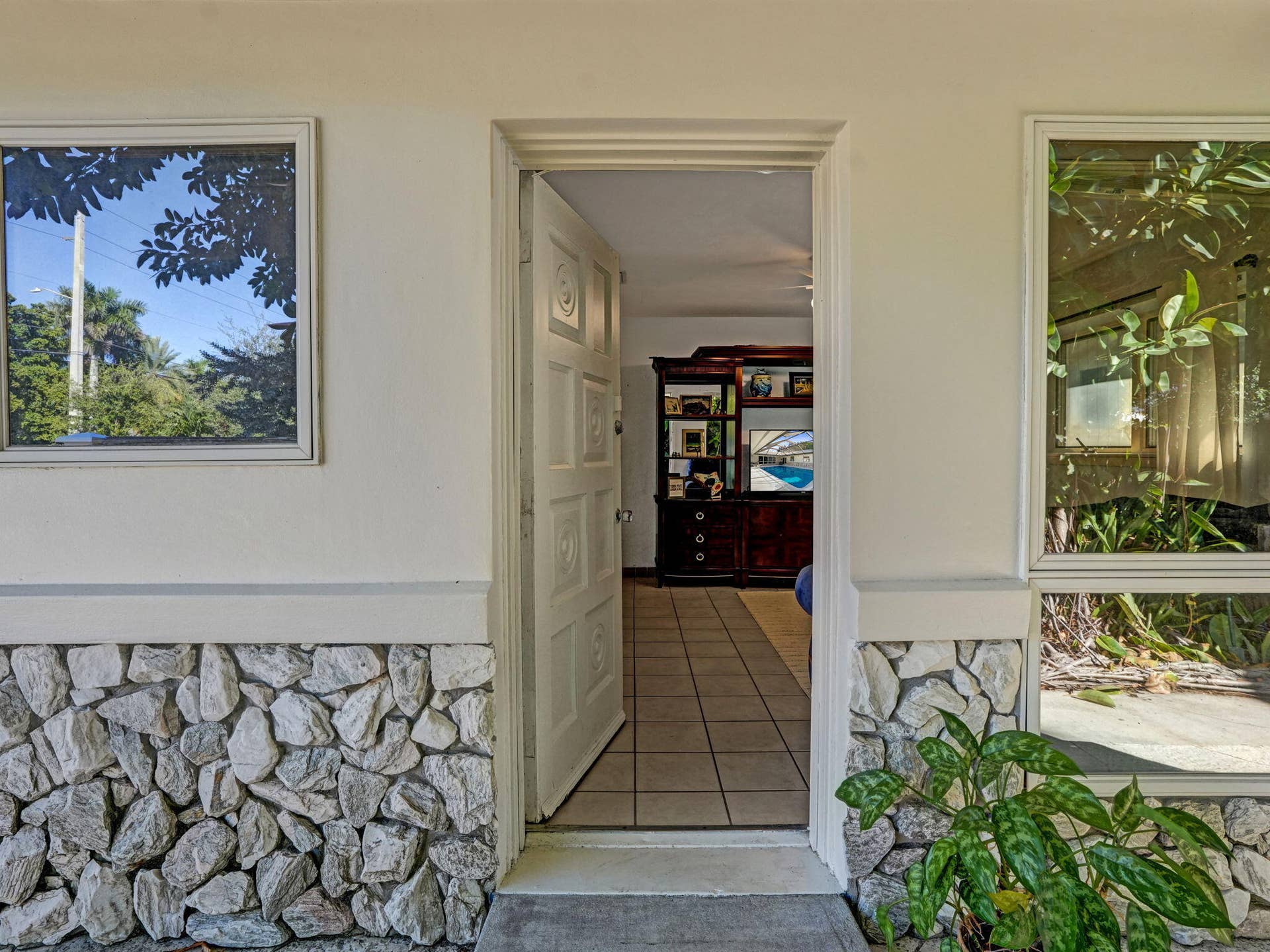 2600 NE 21st Street, Fort Lauderdale, FL 33305 Guest House