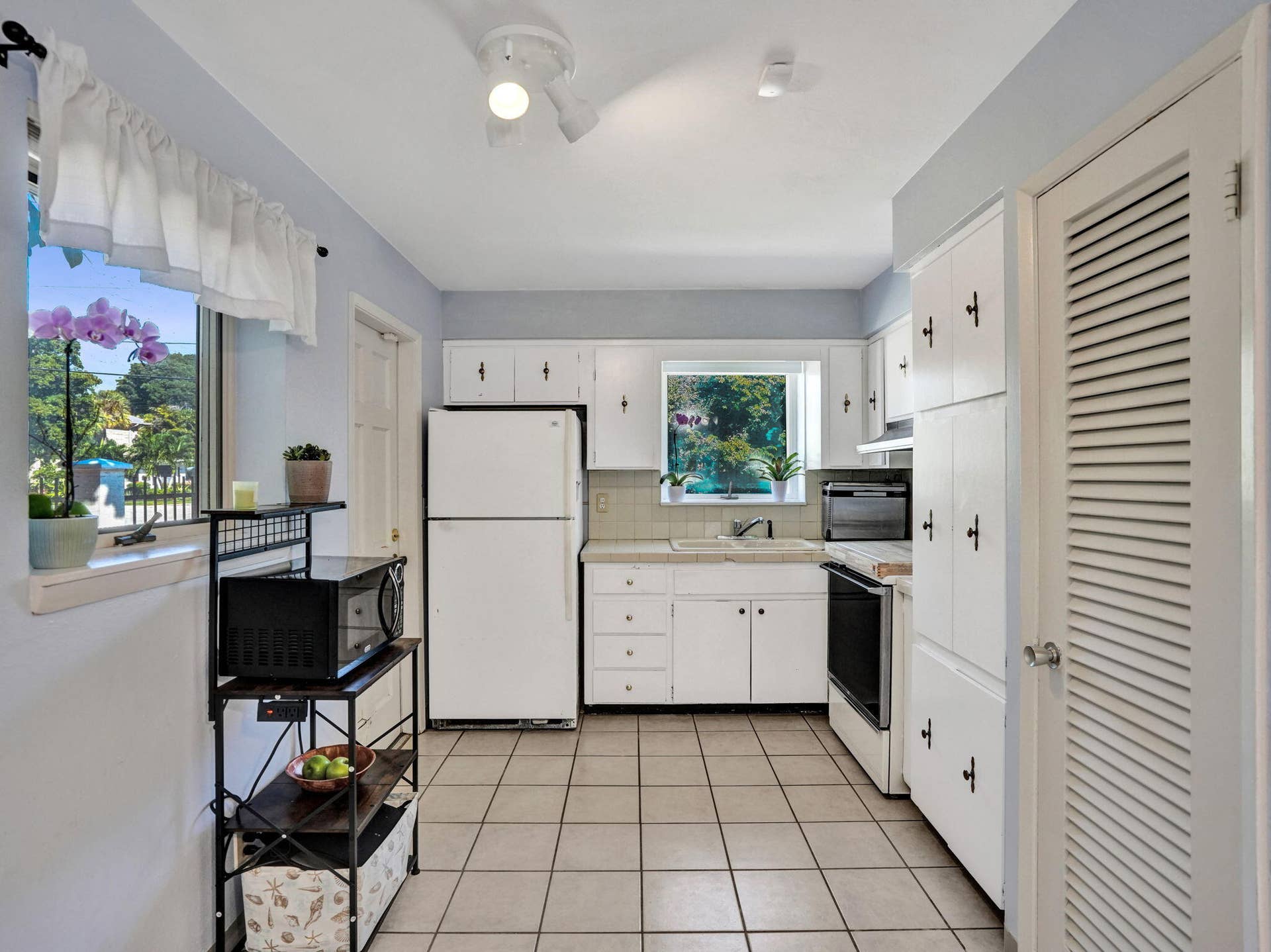 2600 NE 21st Street, Fort Lauderdale, FL 33305 Guest House - kitchen