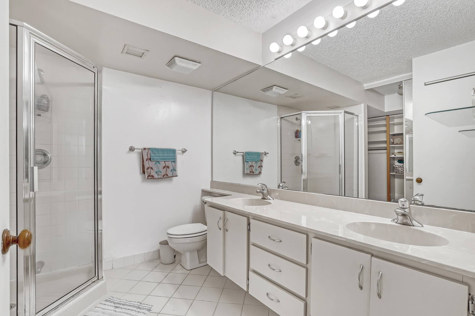 2621 VILLAGE Boulevard, #203, West Palm Beach, FL 33409 Primary Bath