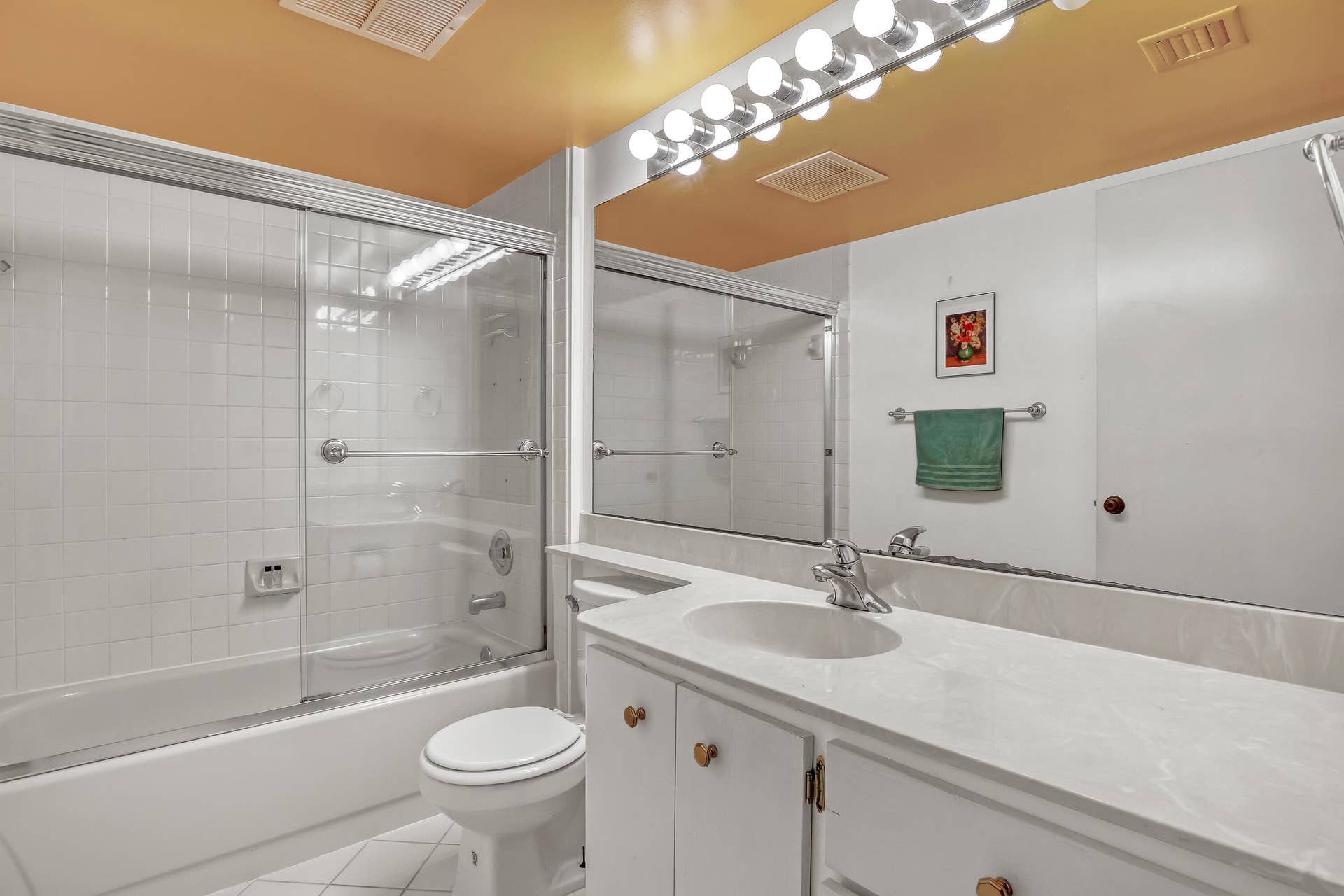2621 VILLAGE Boulevard, #203, West Palm Beach, FL 33409 Guest Bath