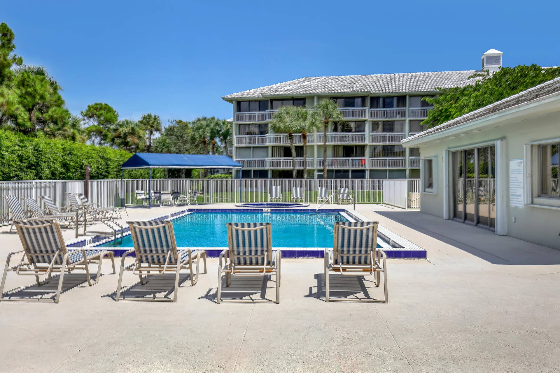 2621 VILLAGE Boulevard, #203, West Palm Beach, FL 33409 Community pool