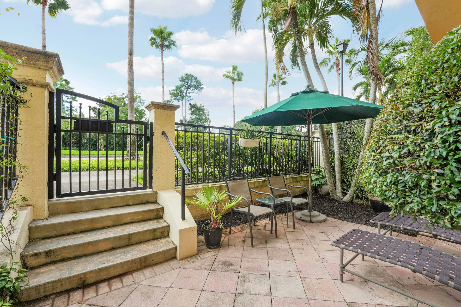 2548 Gardens Parkway Front Patio