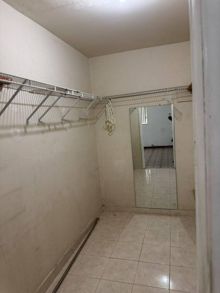 Master closet 1