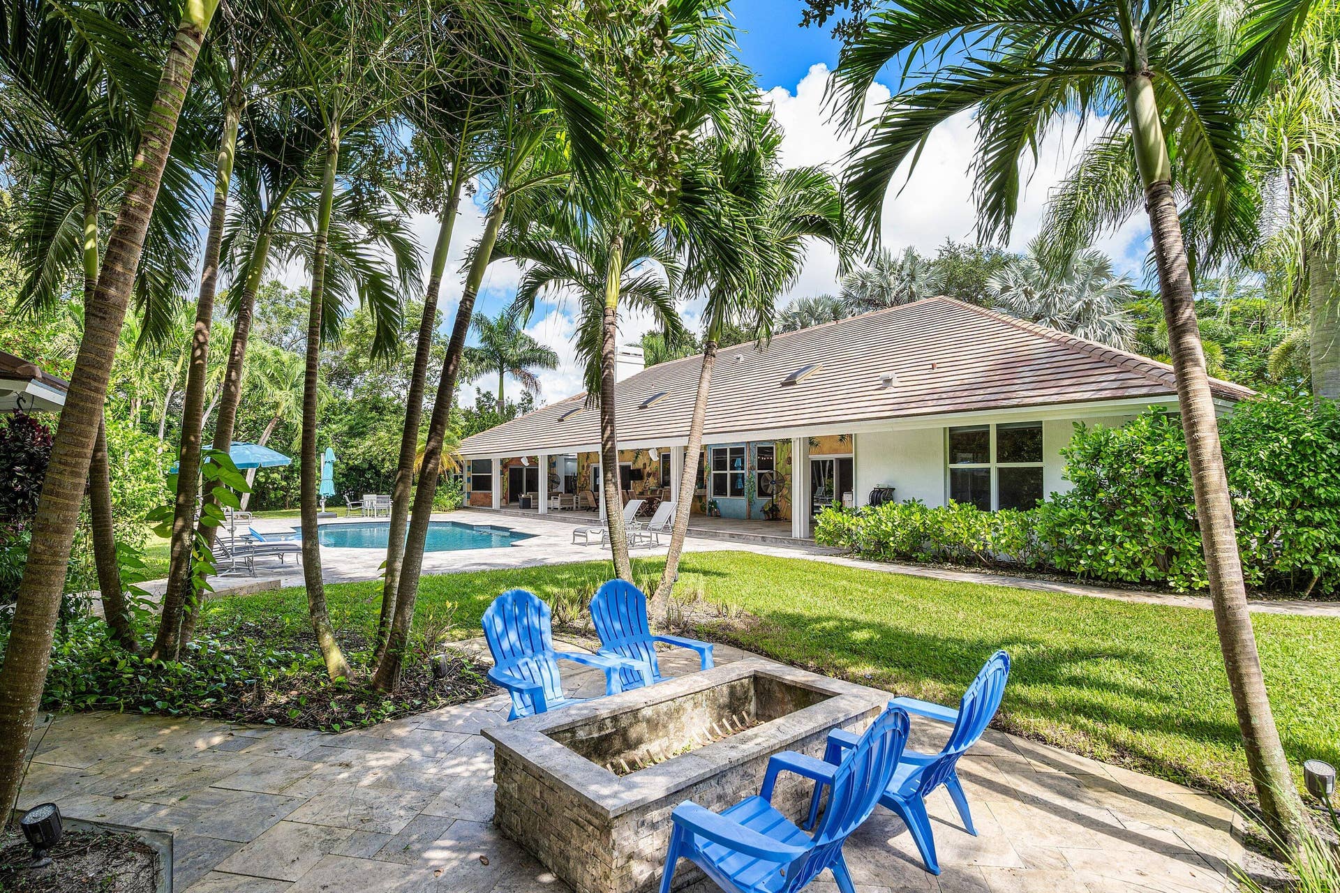 17888 Fieldbrook Circle E, Boca Raton, FL 33496 Garden Firepit