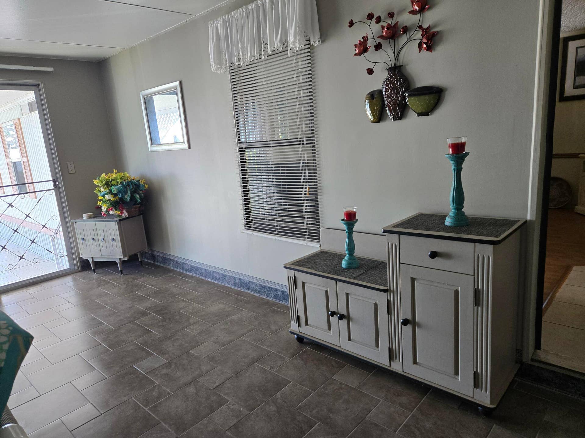 1601 US-441, #107, Okeechobee, FL 34974 Florida room