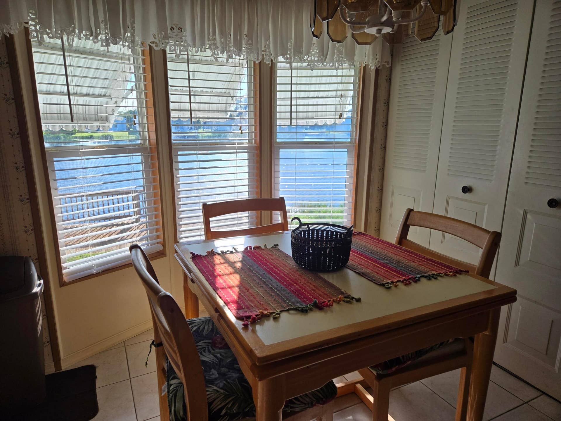1601 US-441, #107, Okeechobee, FL 34974 dining area with view of water