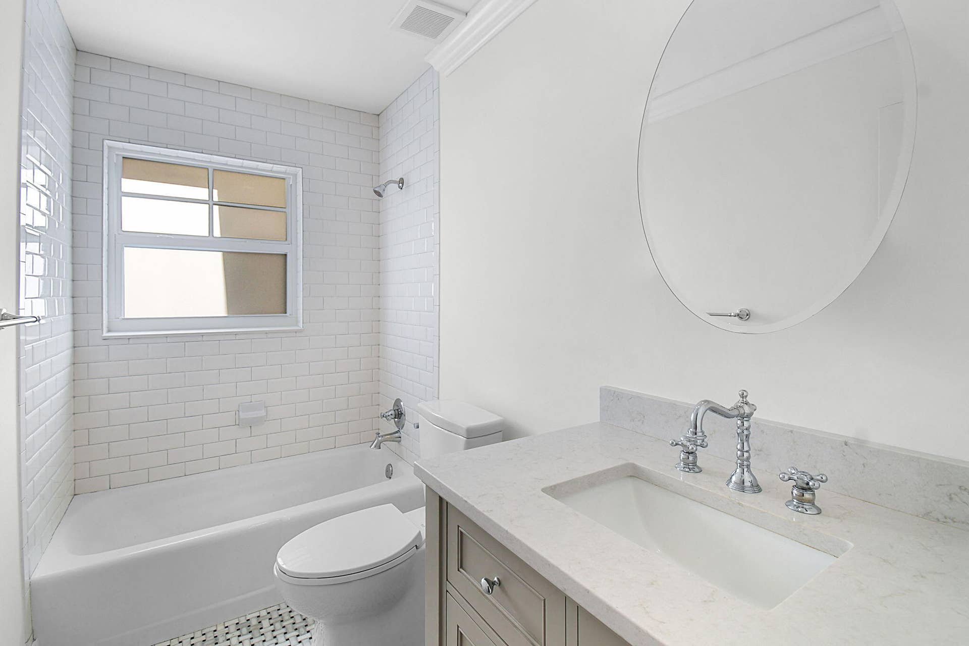 215 GOLFVIEW Drive, Tequesta, FL 33469 HallBath