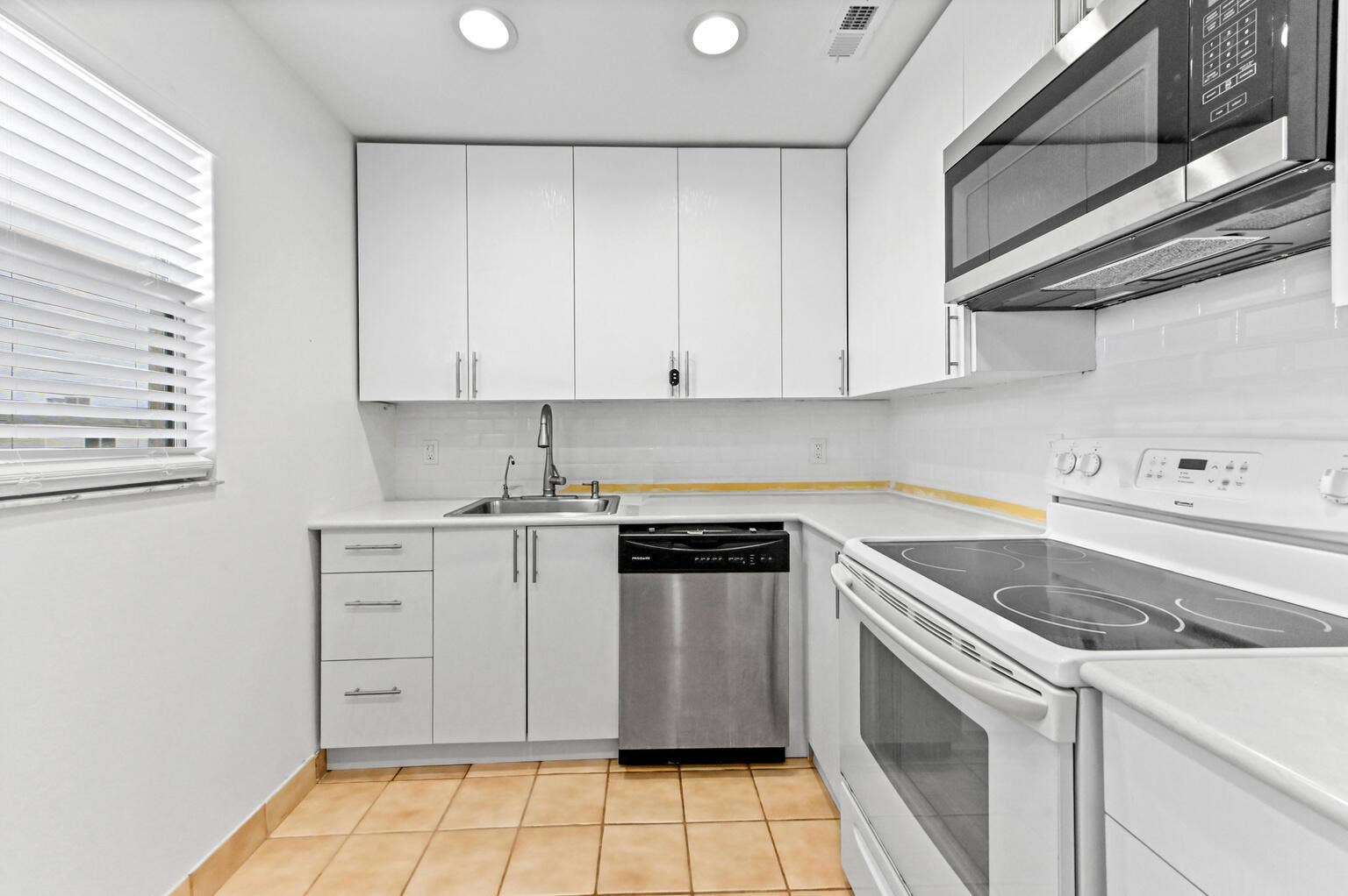 192 Saxony D Terrace, Delray Beach, FL 33446 03_192-Saxony-D_Kitchen-2