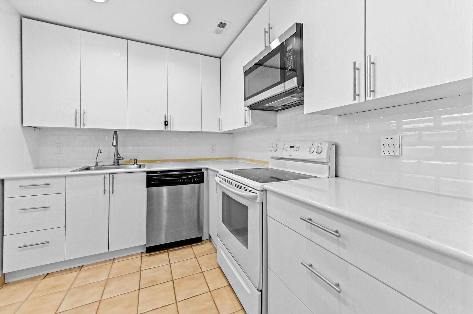 192 Saxony D Terrace, Delray Beach, FL 33446 02_192-Saxony-D_Kitchen-1