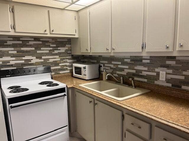 300 WINDSOR M, #M, West Palm Beach, FL 33417 Kitchen