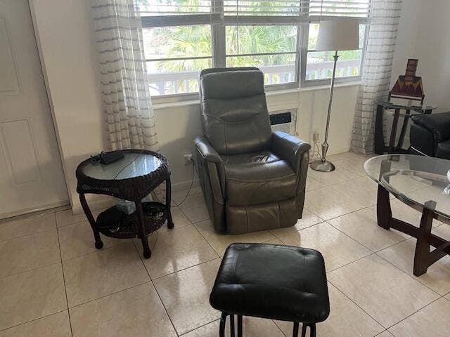 300 WINDSOR M, #M, West Palm Beach, FL 33417 Living room