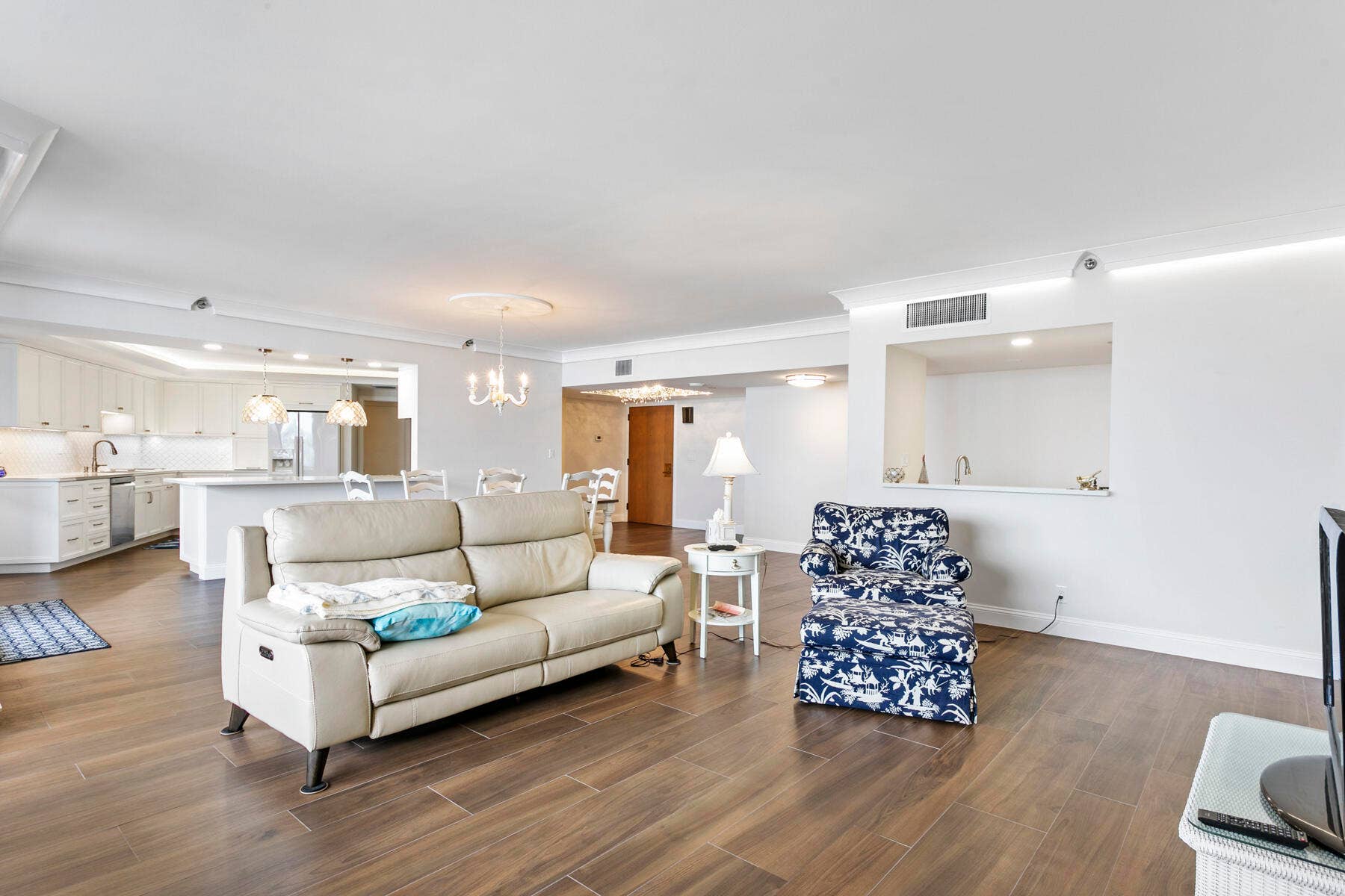 100 LAKESHORE Drive, #454, North Palm Beach, FL 33408 Living Room