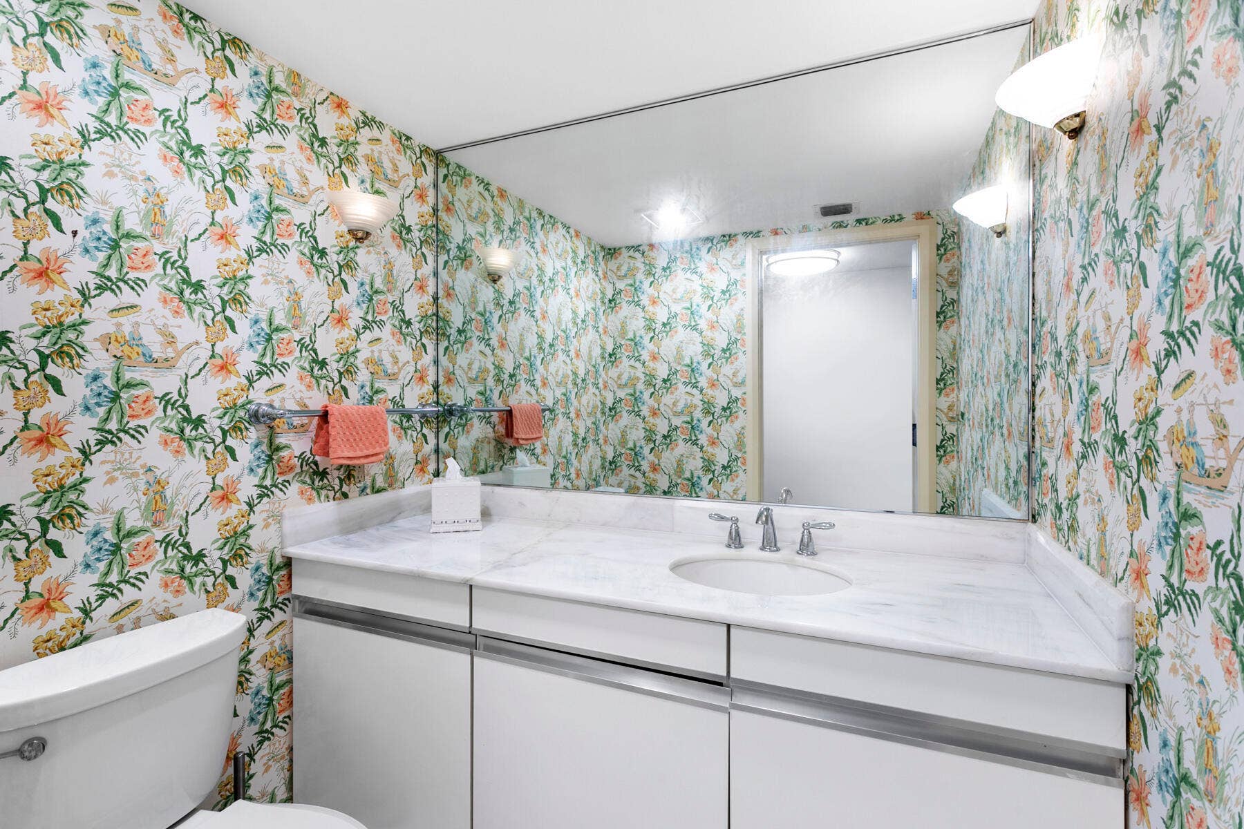 100 LAKESHORE Drive, #454, North Palm Beach, FL 33408 Power Room