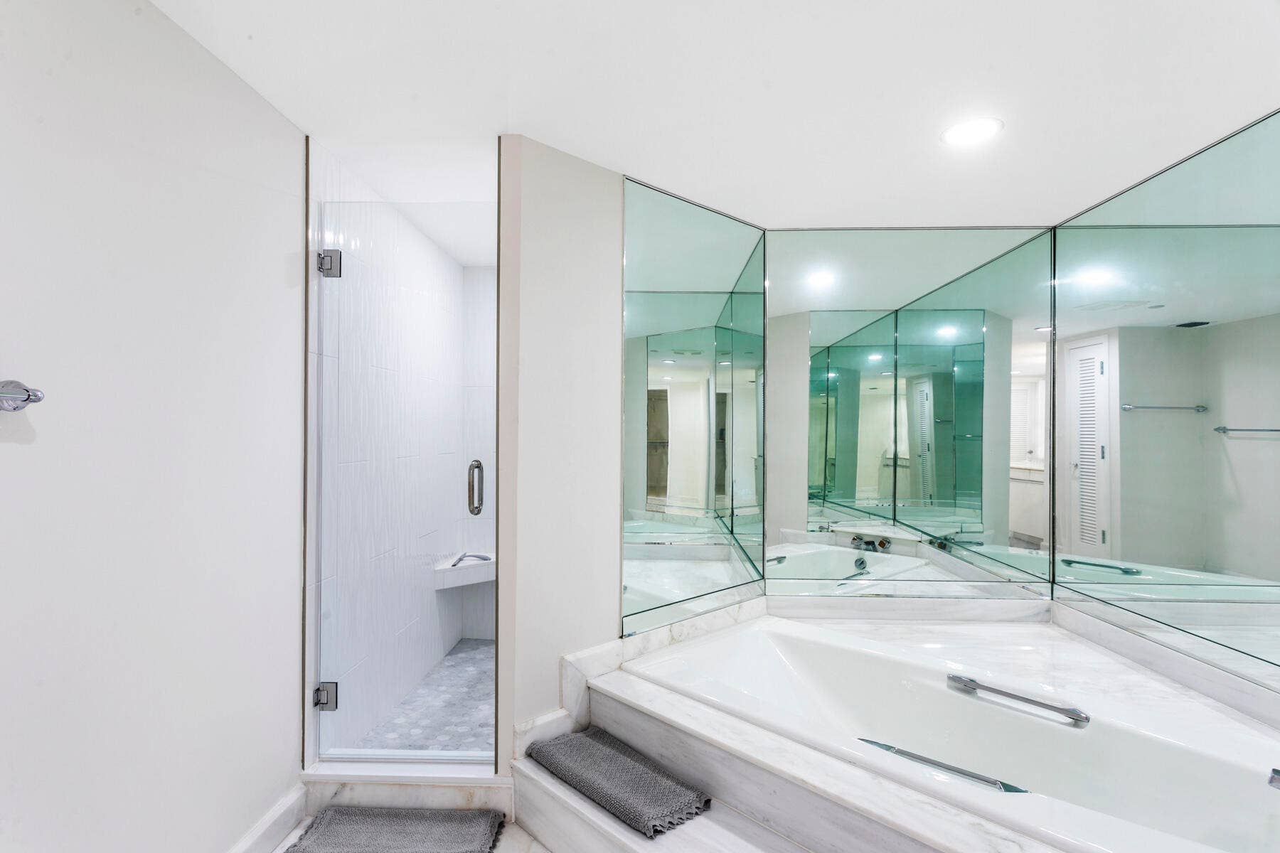 100 LAKESHORE Drive, #454, North Palm Beach, FL 33408 Primary Bath