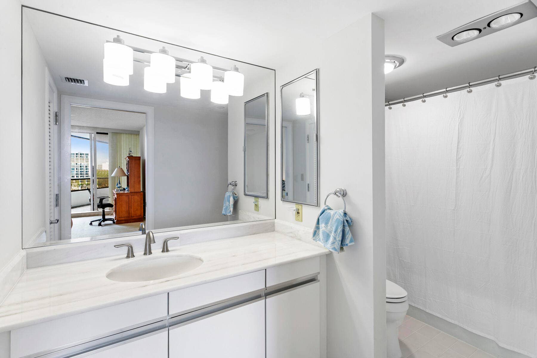 100 LAKESHORE Drive, #454, North Palm Beach, FL 33408 Guest Bath
