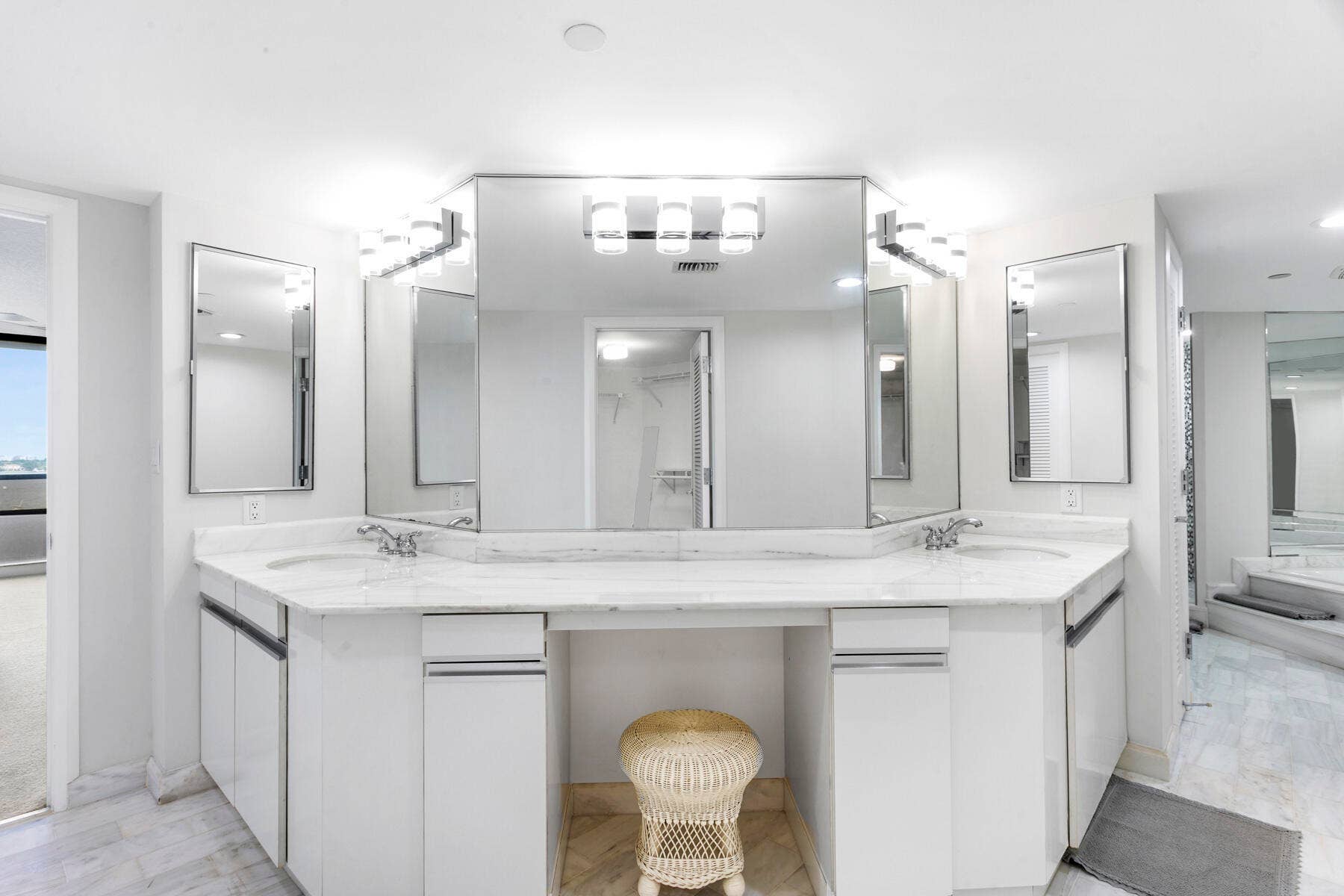 100 LAKESHORE Drive, #454, North Palm Beach, FL 33408 Primary Bath