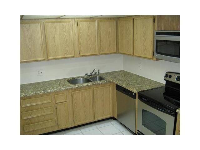 733 SE 1ST Street, #310, Deerfield Beach, FL 33441 733 kitchen