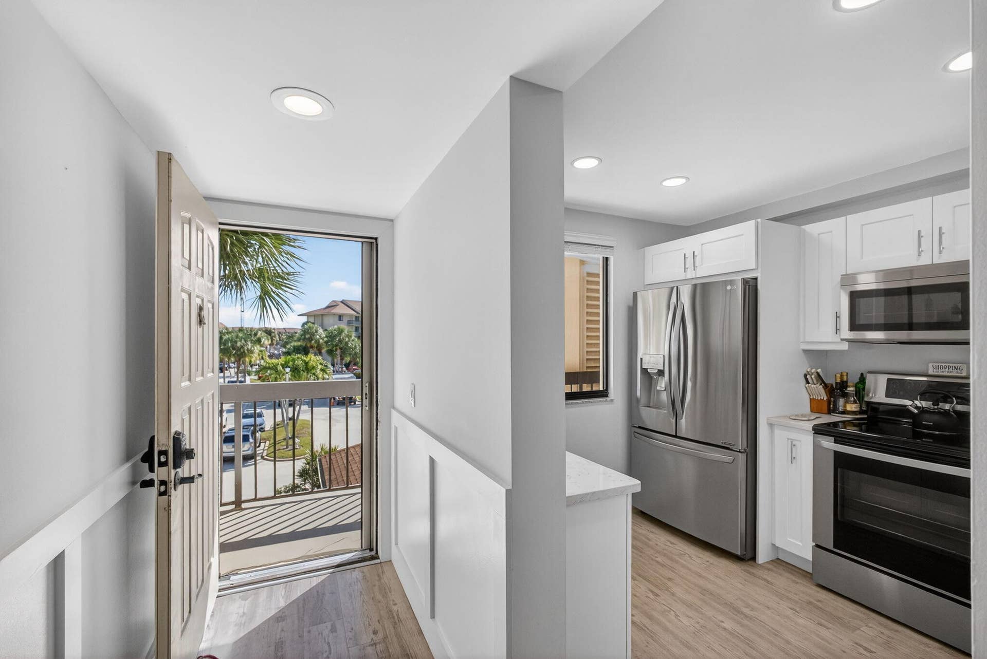 ENTRYWAY/KITCHEN