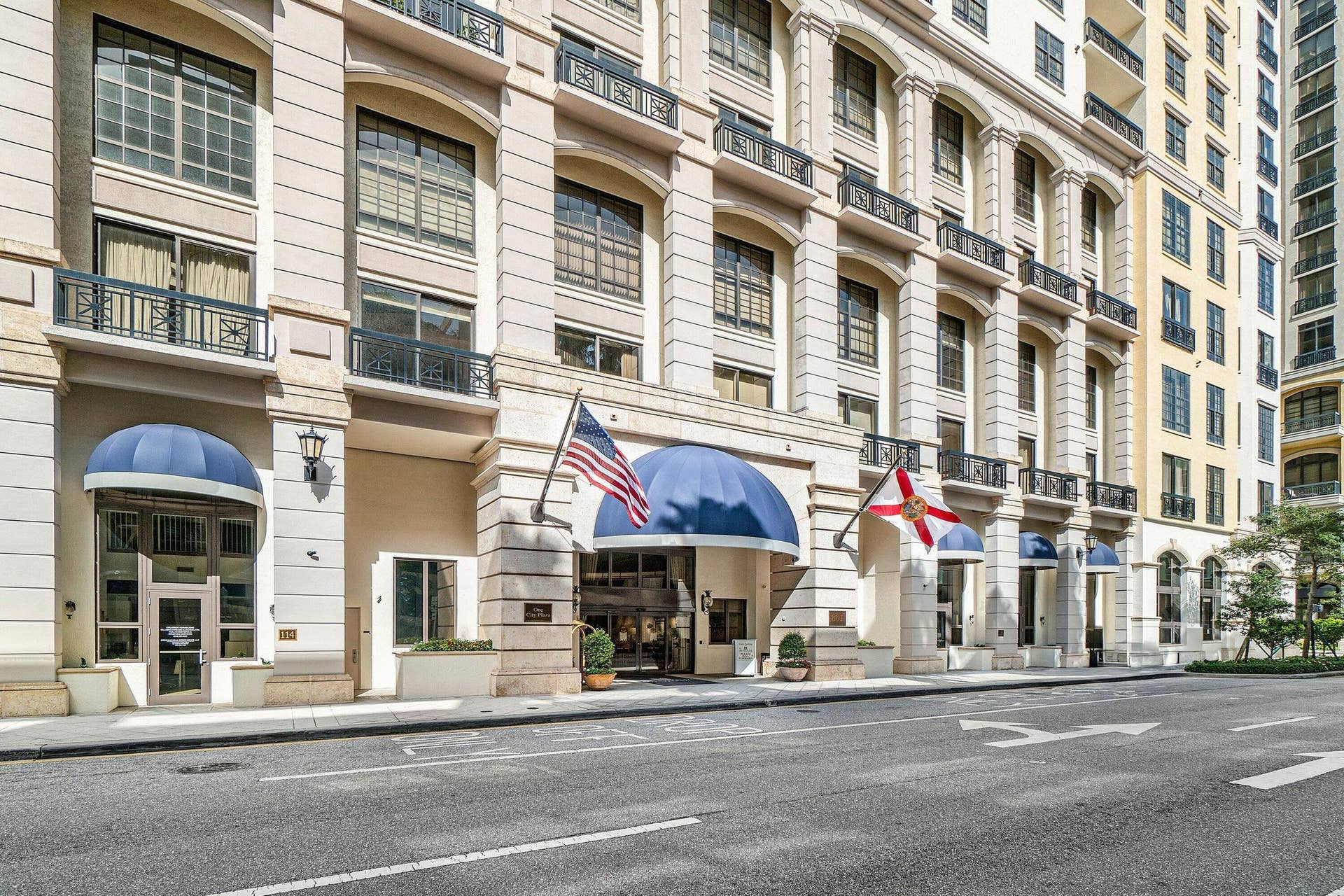 Lobby Entrance w/Complimentary Valet Parking