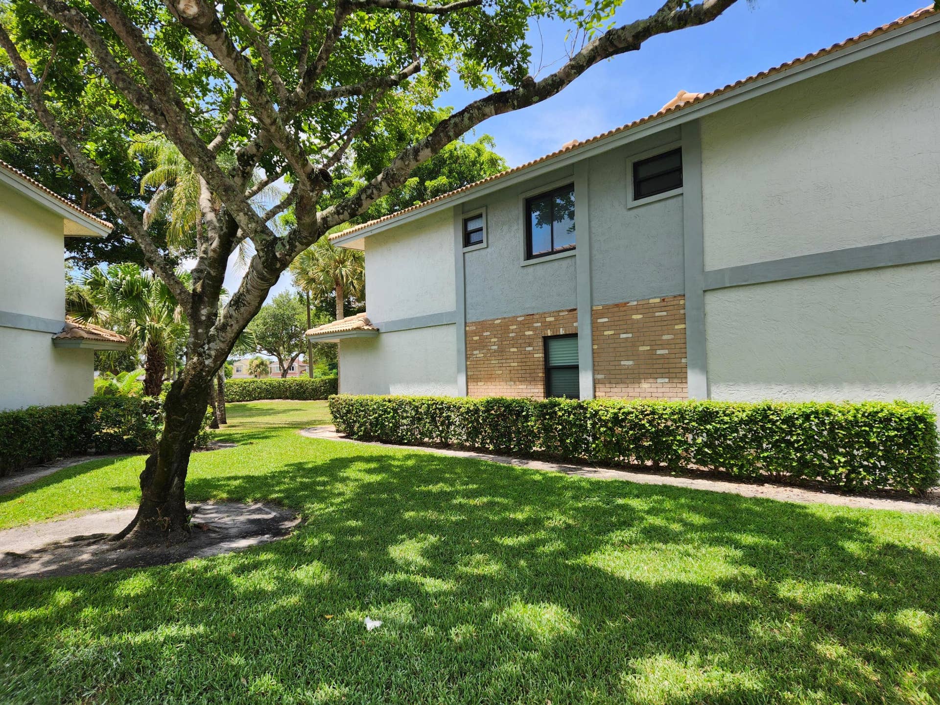 9885 Riverside Drive, Coral Springs, FL 33071 side view from front of unit
