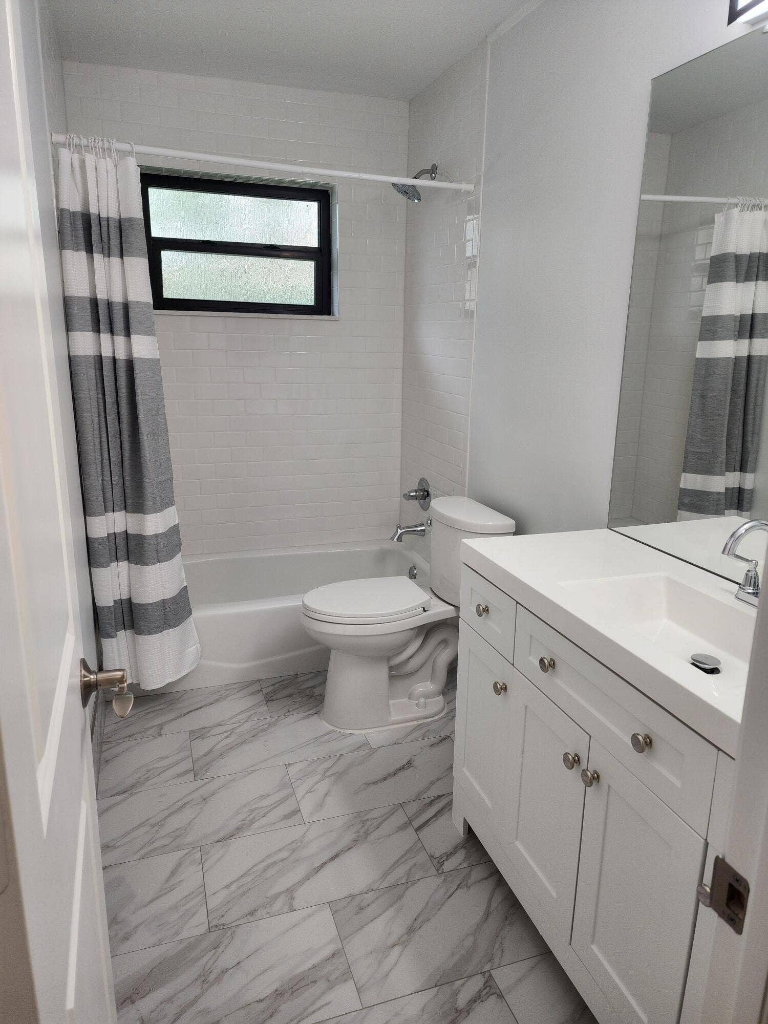 9885 Riverside Drive, Coral Springs, FL 33071 2nd floor Hall Bath
